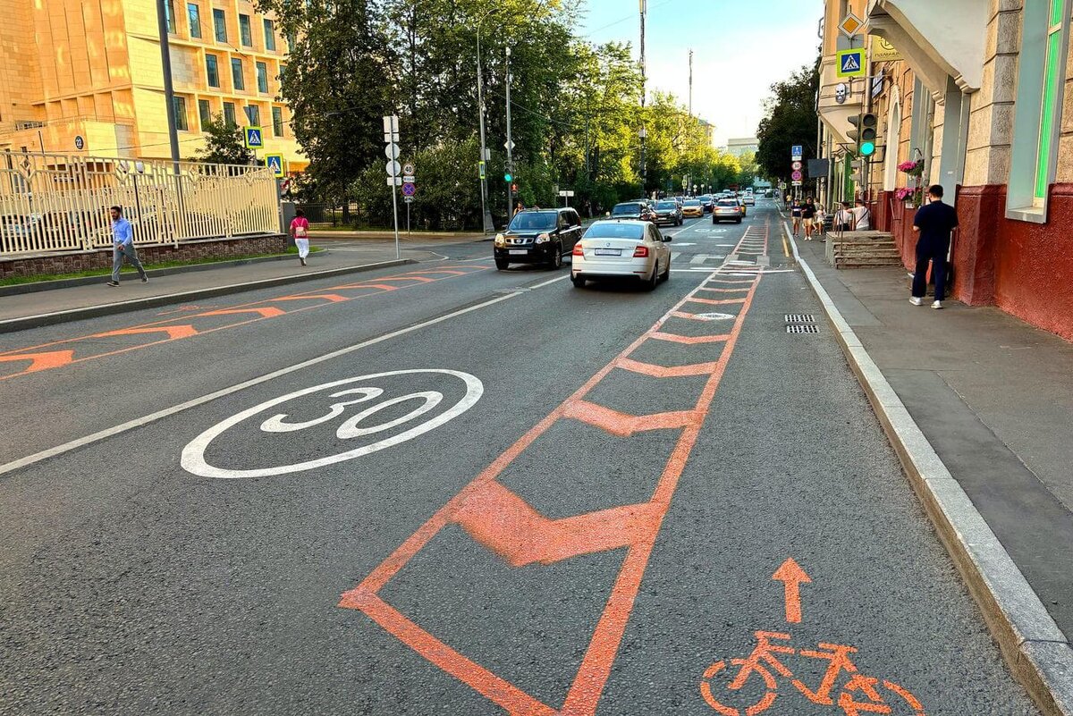    В этом году проложили велополосу вдоль 2-й Брестской улицы, которая связывает Белорусский вокзал и Садовое кольцо. Предоставлено Департаментом транспорта Москвы.