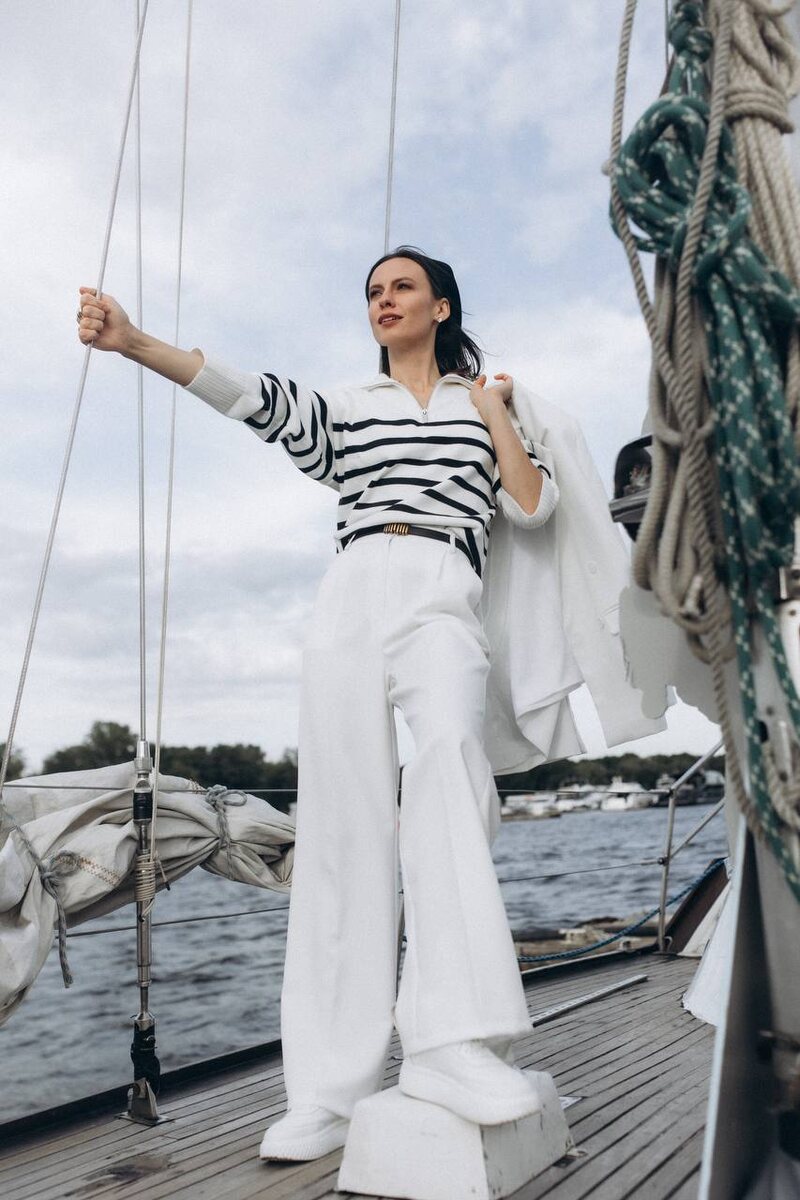 На фото: считает китов ведущая прогноза погоды на канале   НТВ  Татьяна Ермилова 