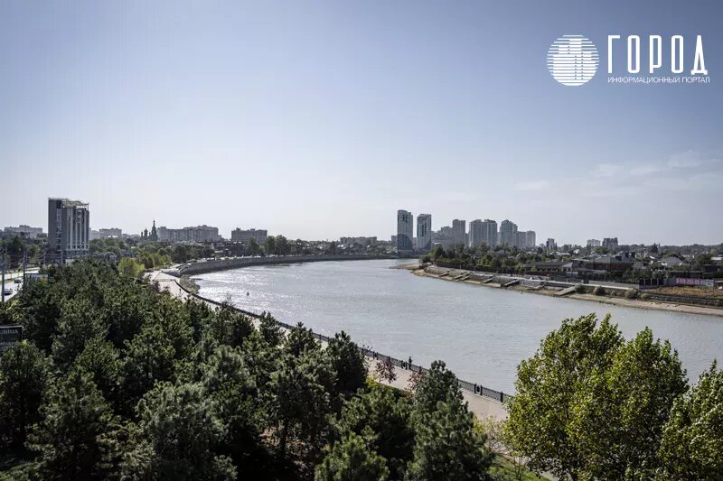 Вид с Тургеневского моста на Кубанскую набережной, до которой хотят проложить маршрут