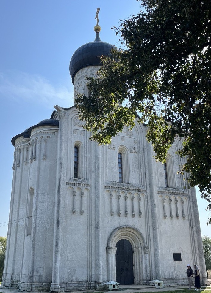 Храм Покрова на Нерли вблизи