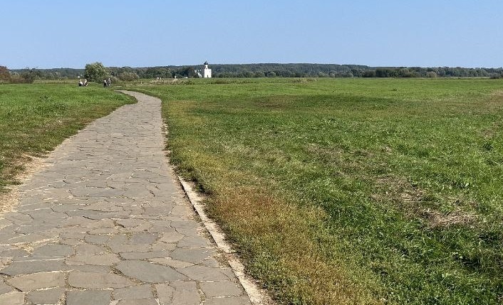 Каменная дорожка ведёт через Боголюбовский луг к храму Покрова на Нерли