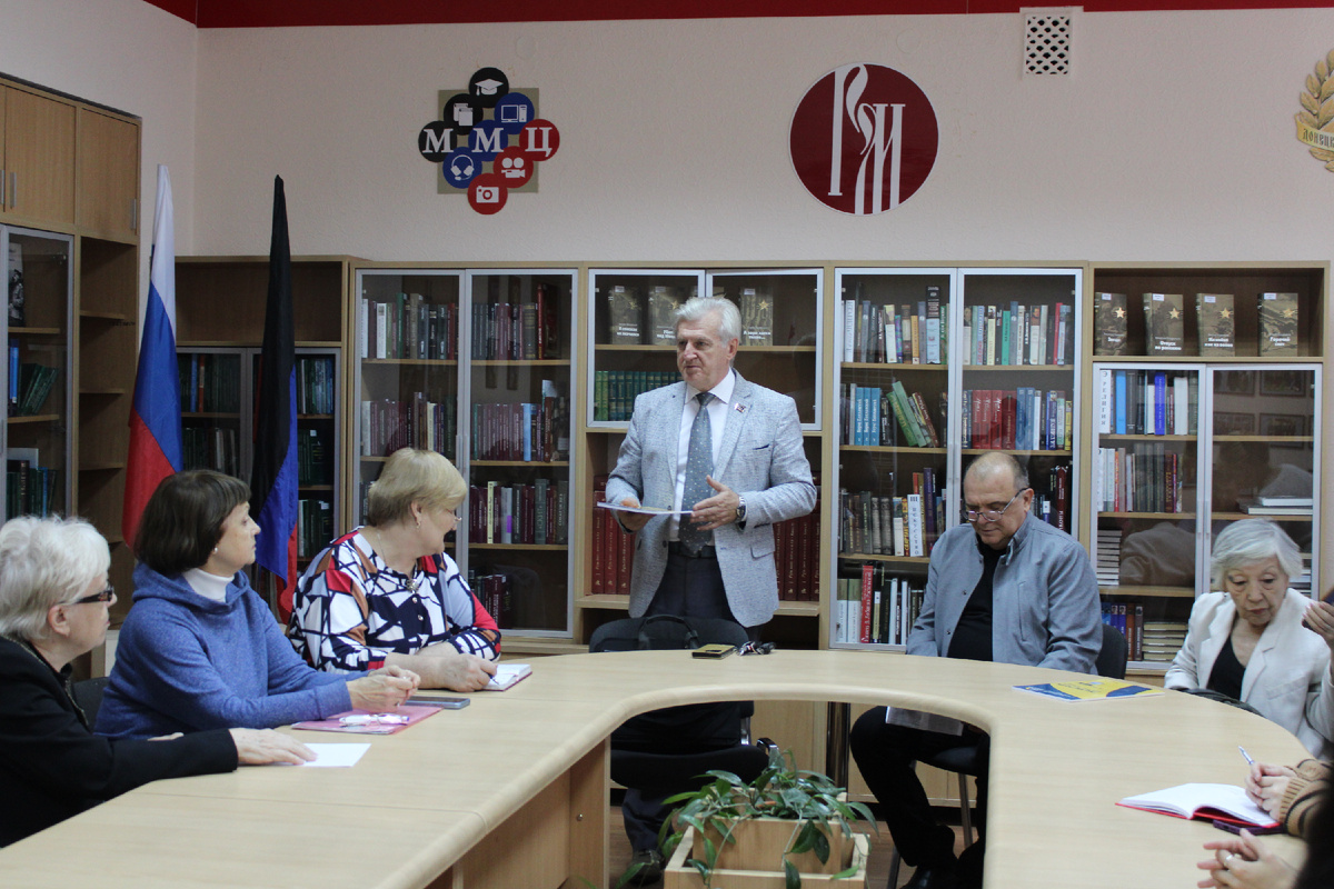 Игорь Костенок представляет донецким ученым Ирину Айманову