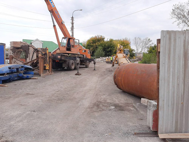 На мосту работает строительная техника