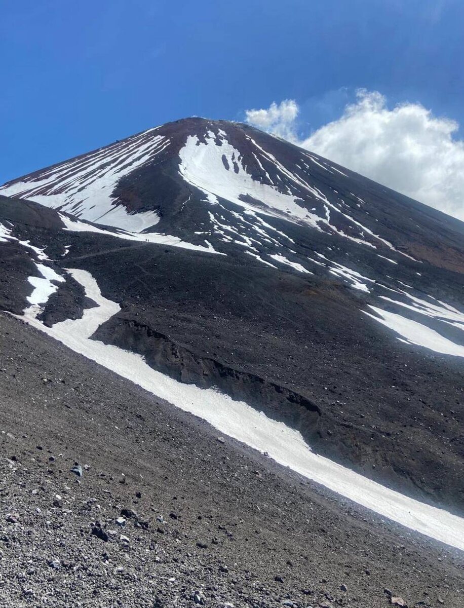 Камчатка. Авачинская сопка. Вид на вершину с середины подъема. Ходим-едем