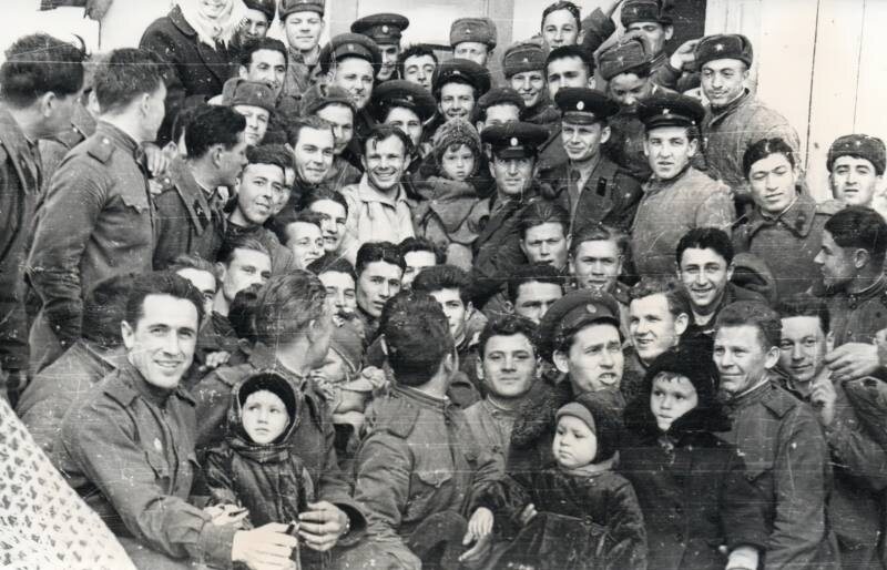 Юрий Гагарин после приземления среди военнослужащих в/ч 40 218. Саратовская обл., Энгельский район, 12 апреля 1961 года