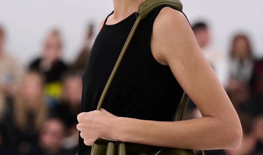 Изысканные детали показа Loewe