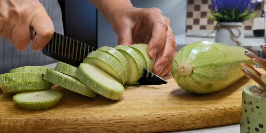 Никогда еще не готовила кабачки с такой вкуснющей заправкой, даже в голову не приходило. А сочетание изумительное и рецепт простейший