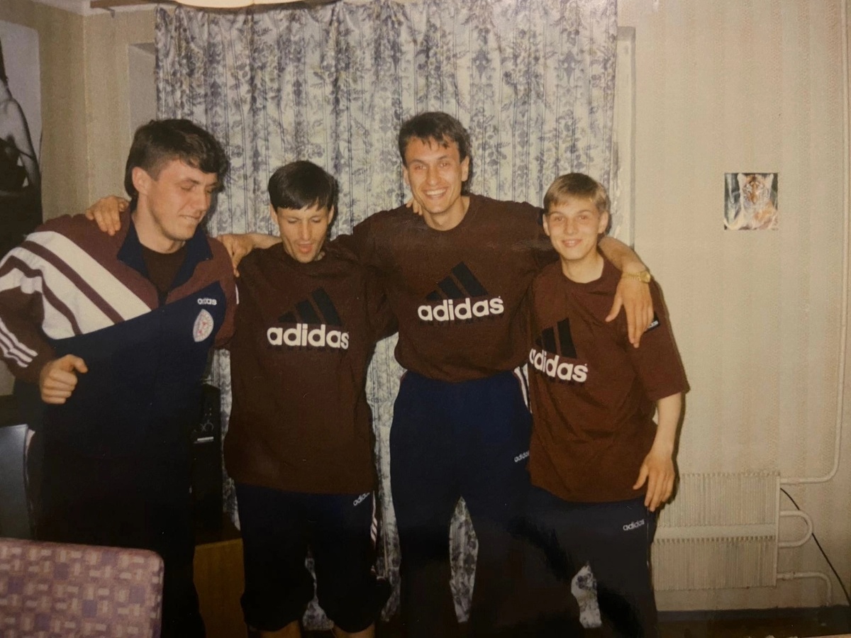 Павел Прыгунов (крайний справа) с игроками «КАМАЗа». 1997 год