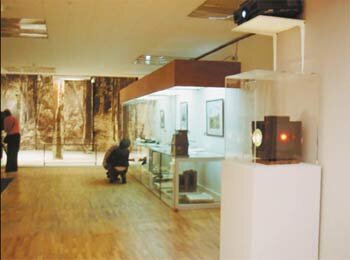 Фрагметы выставки "Мастерская Шишкина" 2008 года. Фотоаппарат и инструменты для изучения фотографии представлены на выставке.