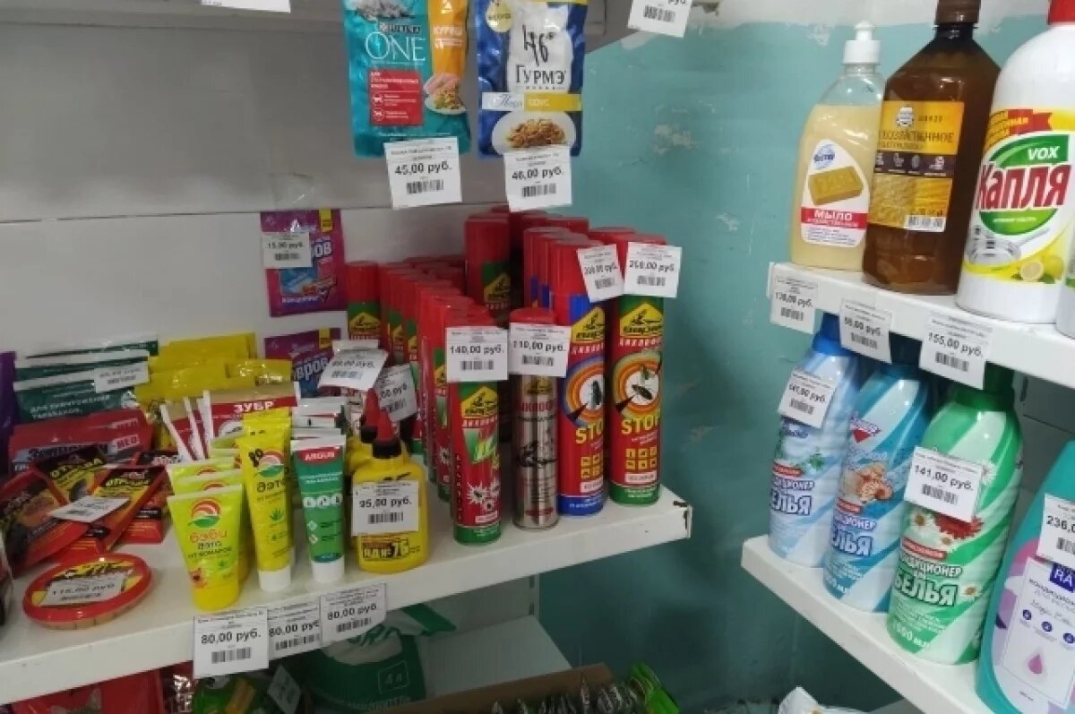    Ассортимент дихлофоса в поселковом магазине.