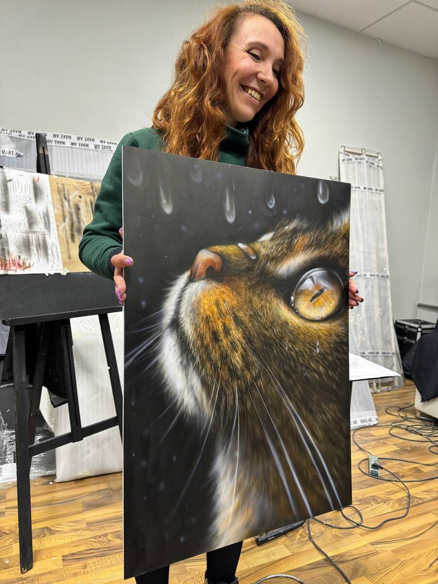 Кот в стиле реализм аэрографией на холсте