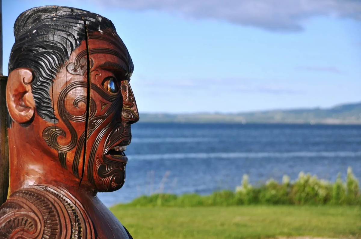 Современный тотем маори с лицевой татуировкой та-моко. Изображение из сети Интернет.