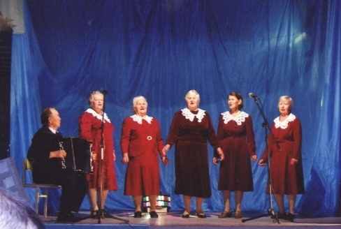 Дурасов Зотей Зотеевич аккомпанирует фольклорному ансамблю "Огонек"