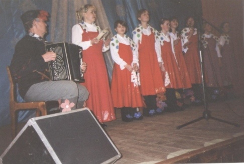 Дурасов Зотей Зотеевич аккомпанирует детскому коллективу "Росинка"