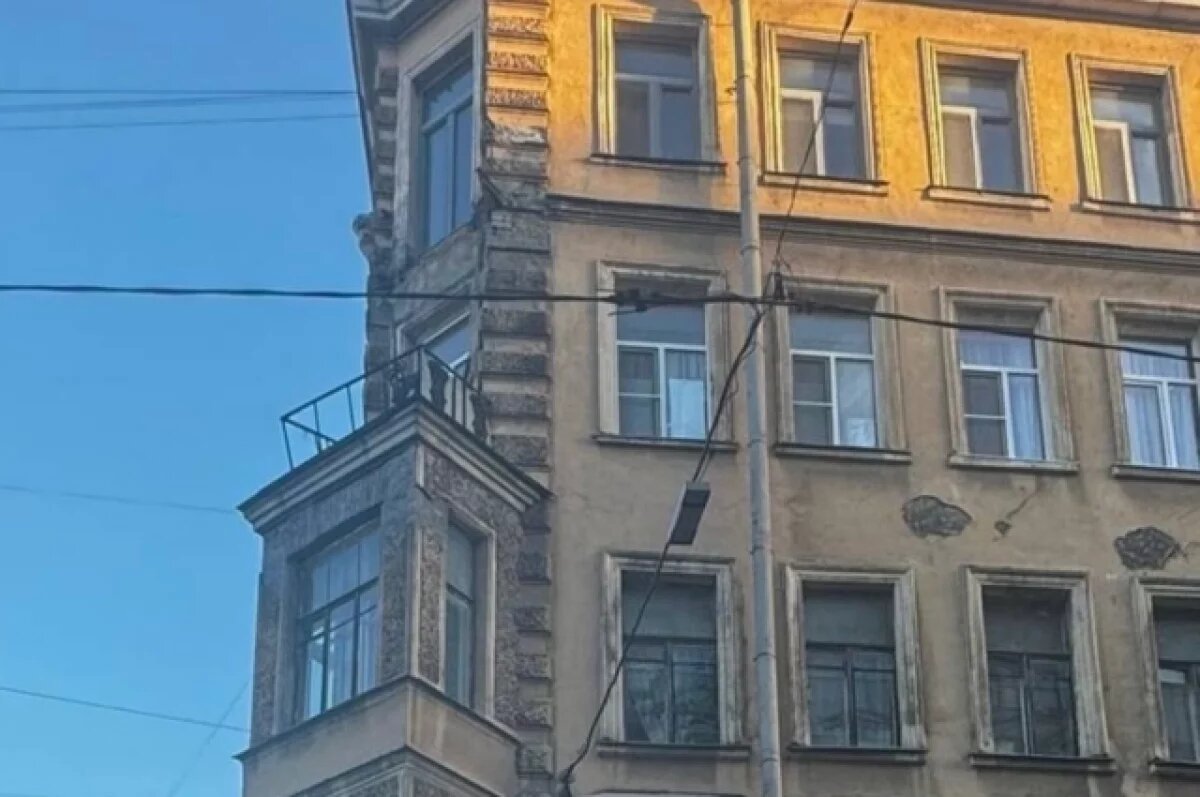    Обломки верхнего балкона упали на расположенный ниже.