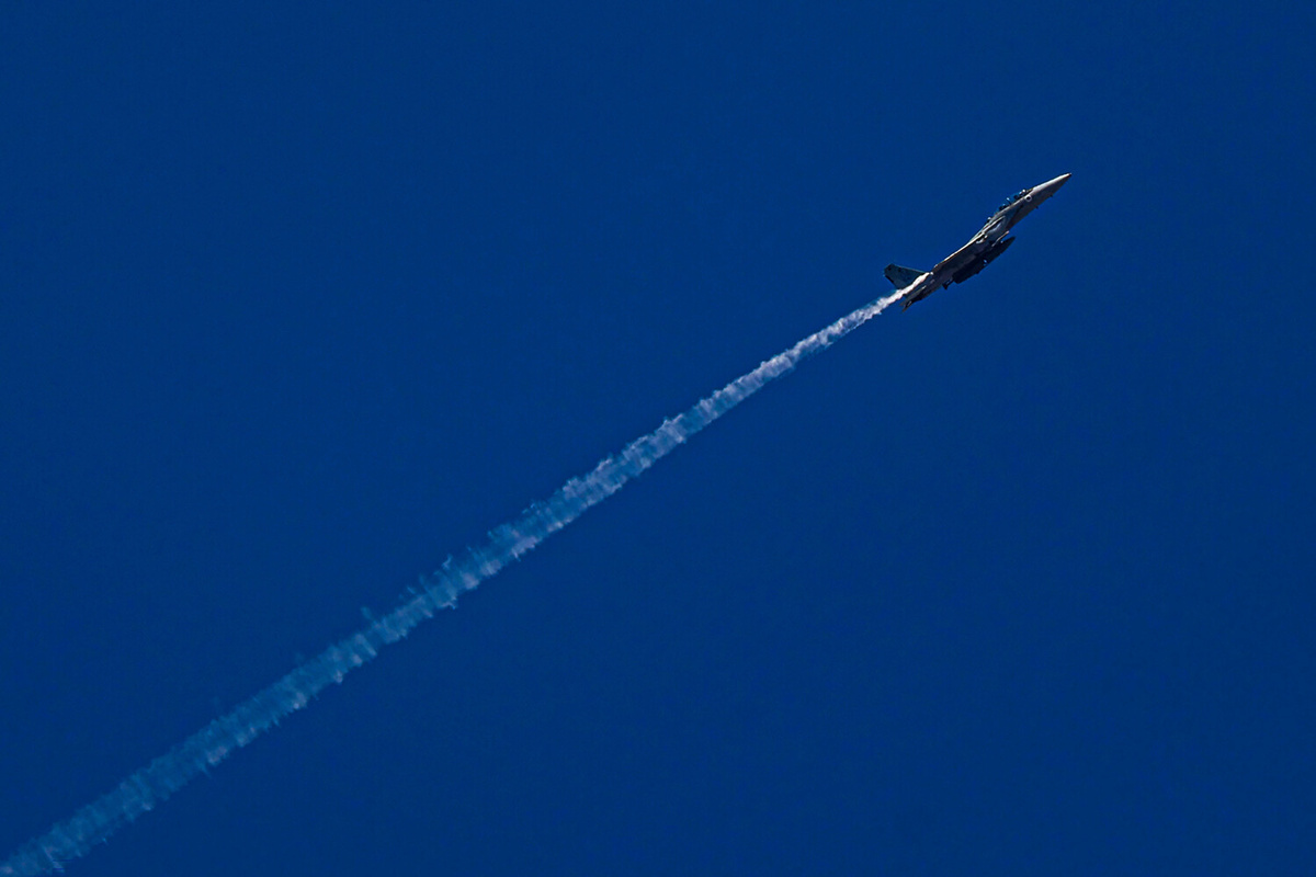 Истребитель ЦАХАЛ летит в сторону границы во время военной операции против Ливана.     
 
Израиль. 30 сентября 2024 г.    📷