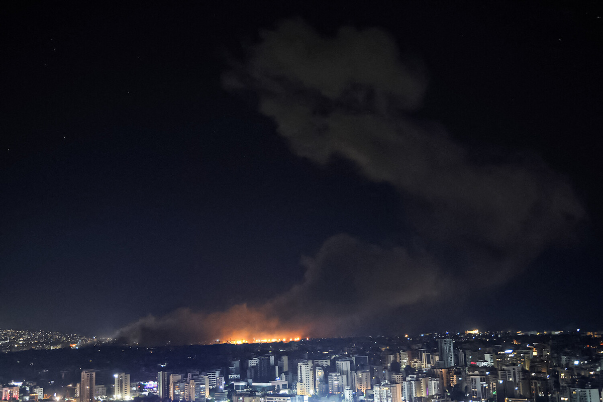 Дым поднимается над южным пригородом Бейрута после израильских ударов на фоне боевых действий между «Хезболлой» и войсками ЦАХАЛ.     
 
Бейрут, Ливан. 1 октября 2024 г.    📷