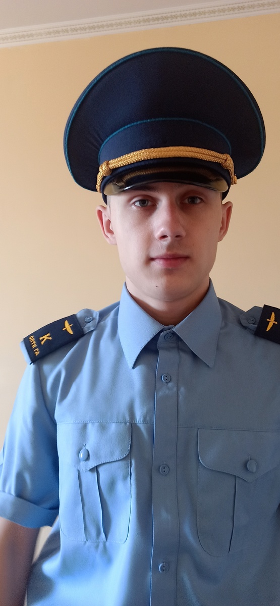 Форму выдали в училище. На фуражке ещё значки какие-то должны быть прикреплены.
