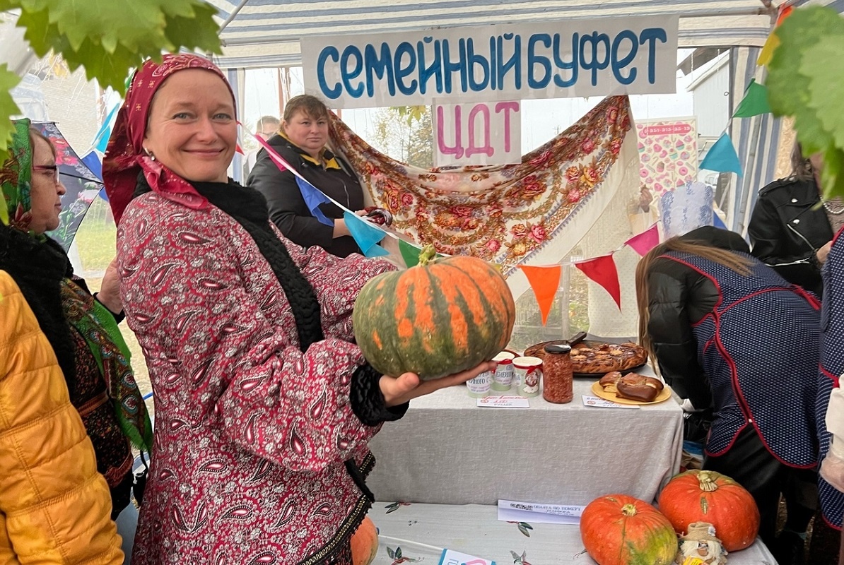    В этот осенний день атмосфера народного праздника была по-настоящему тёплой