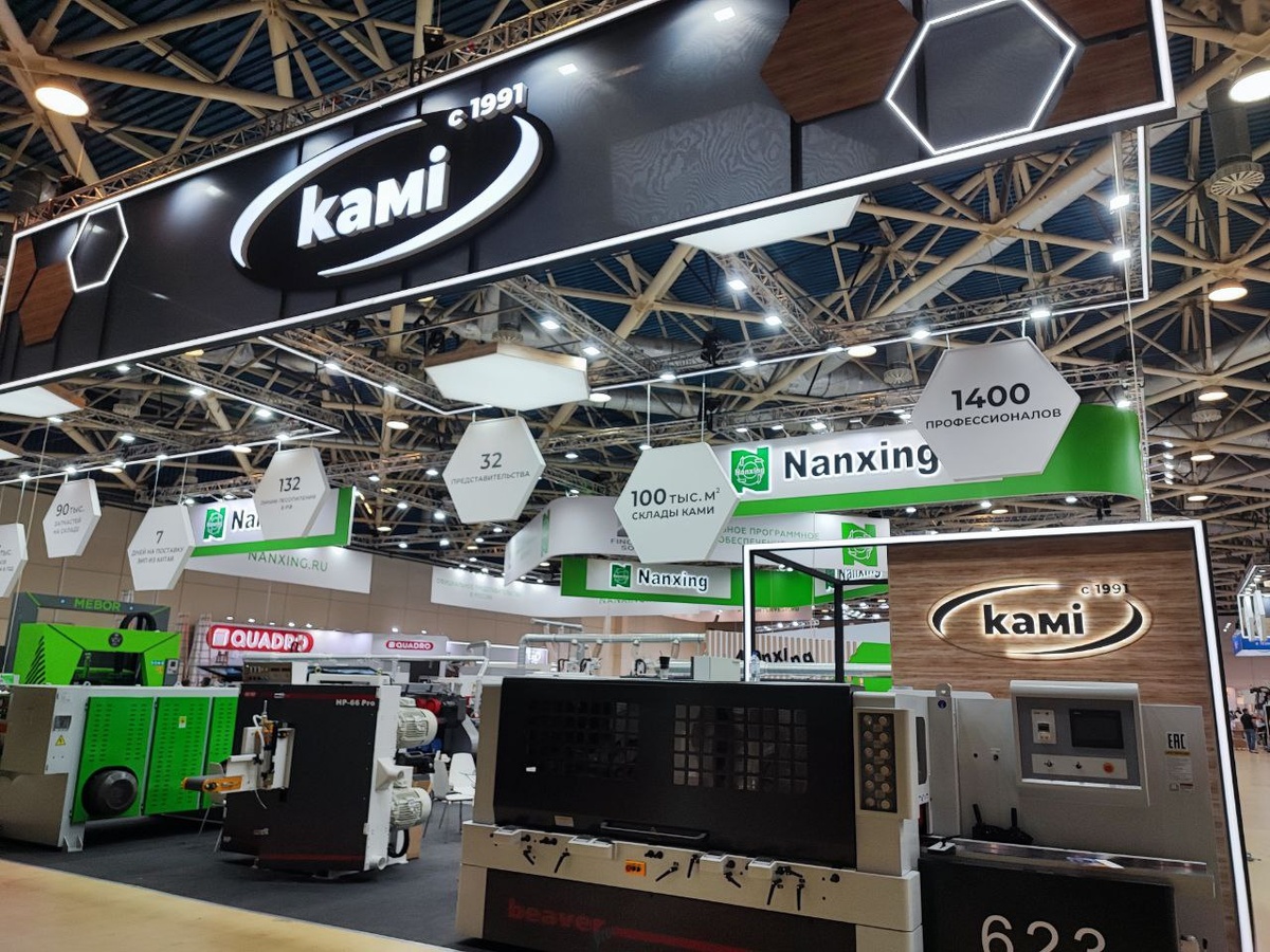 Kami представили свою новинку, вертикальный лентопилочный комплекс EcoWood VSM-1250, а по соседству выставился широколенточный комплекс MEBOR HTZ-1200 PLUS, которому не нужна сортировка по породе и диаметру