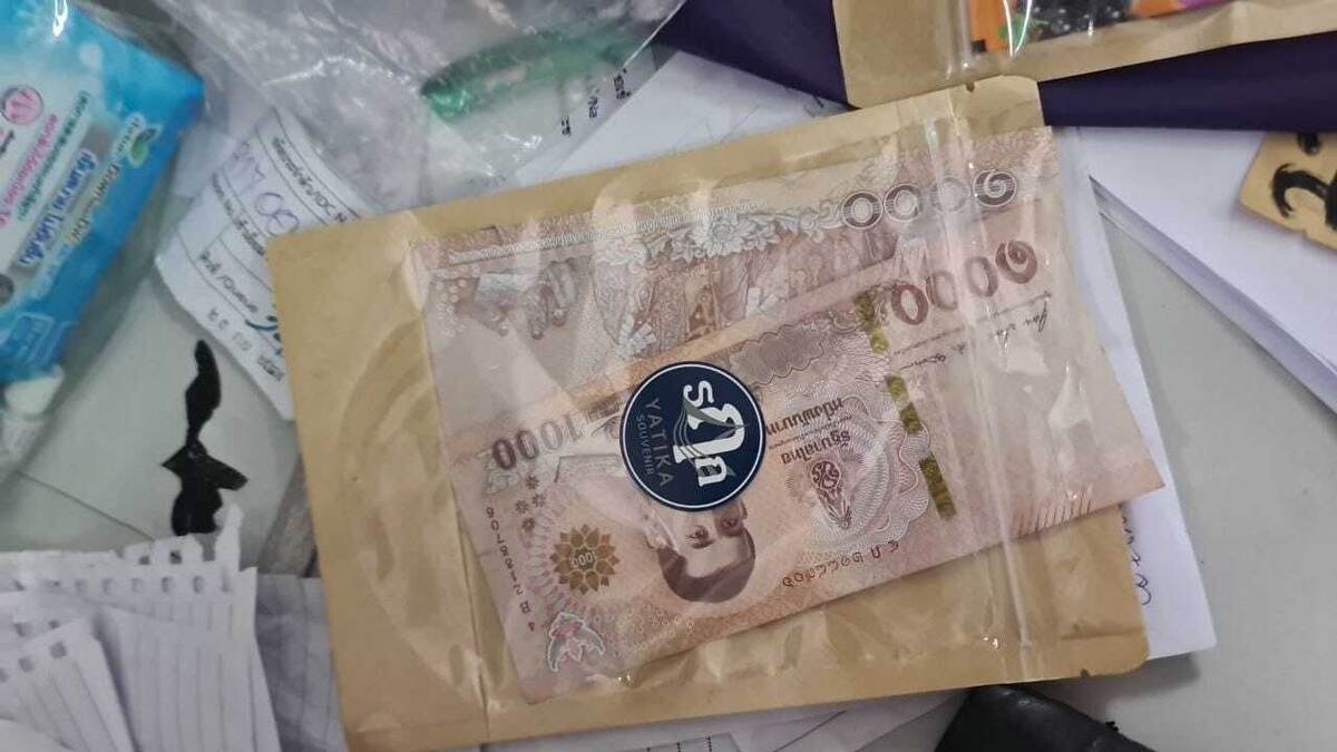 Это наши две тысячи батов -  помощь голодающей.  Кормят там просто мрак! 