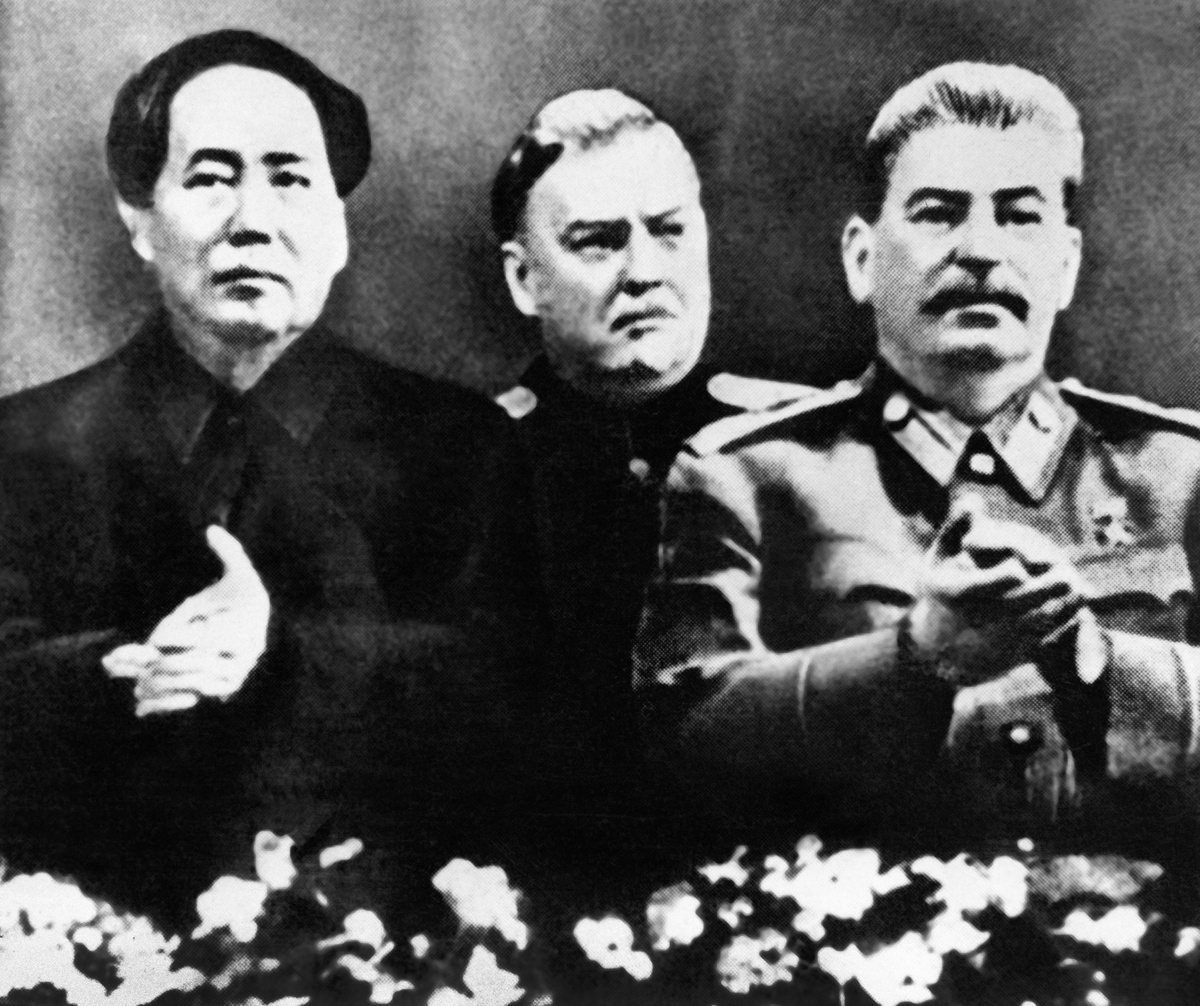    В 1945 году Китай с помощью членов антигитлеровской коалиции освободился от японской оккупации, жертвами которой, по разным данным, стали от 15 до 30 млн человек. Однако возобновилась борьба между коммунистами и консерваторами из партии Гоминьдан, которая привела к кровопролитной гражданской войне / API/Gamma-Rapho via Getty Images