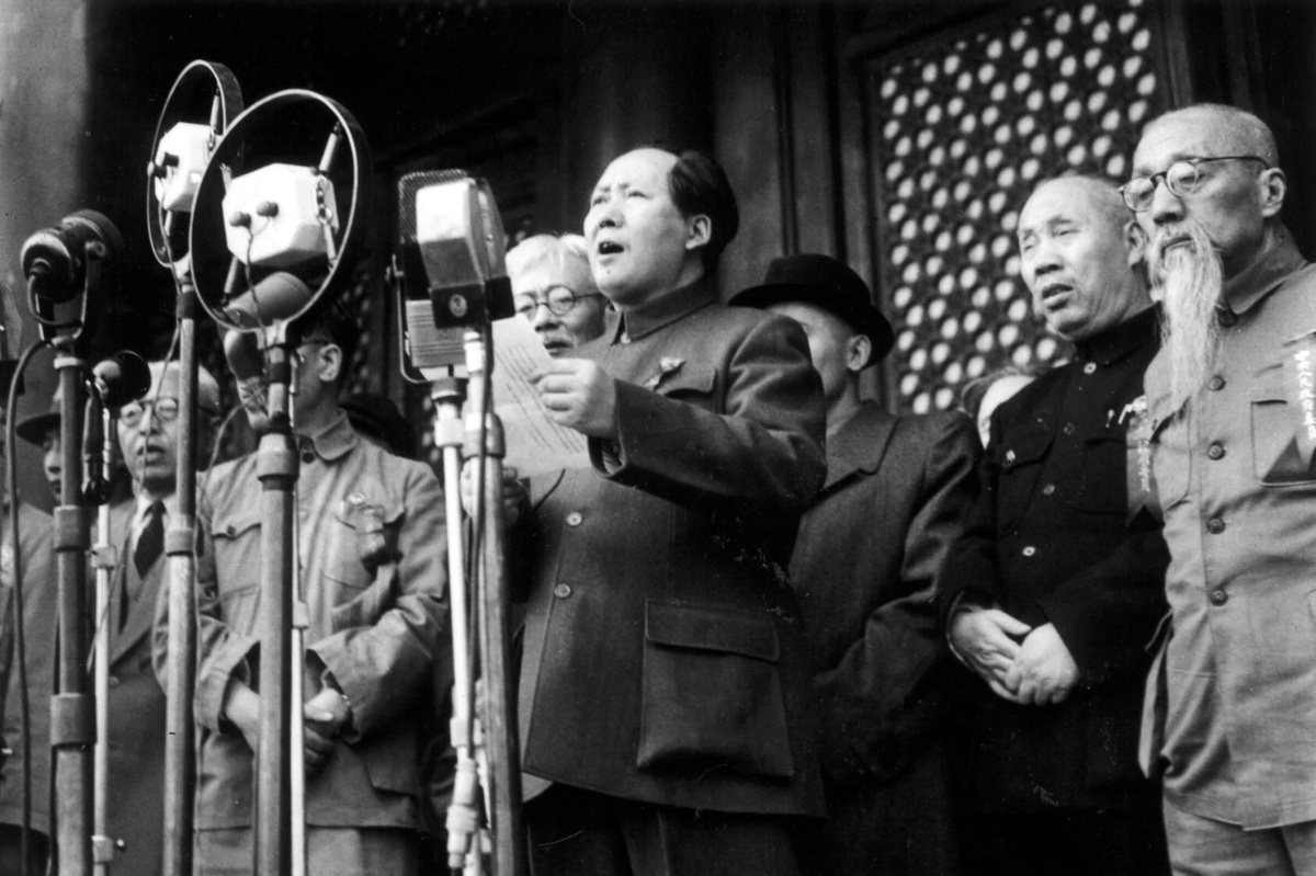    1 октября 1949 года в Пекине была провозглашена Китайская Народная Республика. Должность председателя КНР занял глава ЦК Коммунистической партии Китая Мао Цзэдун. Премьером Госсовета стал Чжоу Эньлай. «Отныне китайский народ встал на ноги и распрямил плечи», — заявил тогда Мао Цзэдун / globallookpress.com / imago images / Xinhua