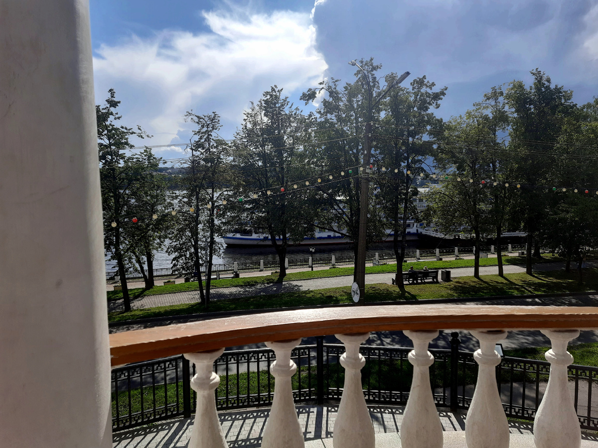 Вид из беседки на пристань и теплоходы