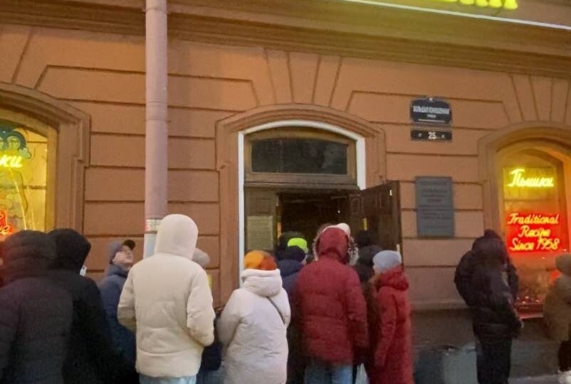 Почему в это заведение в Петербурге огромные очереди даже в 25-градусный мороз. Что же там такое продают?