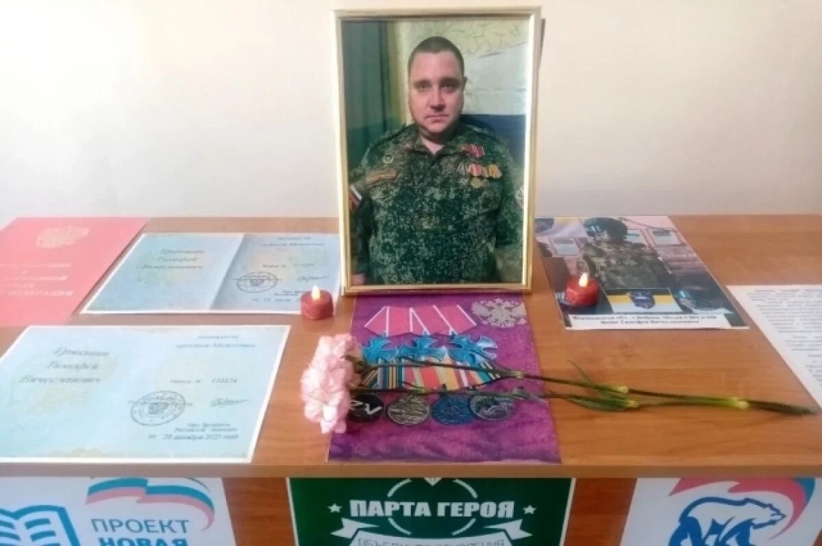    Парта героя в родной школе.