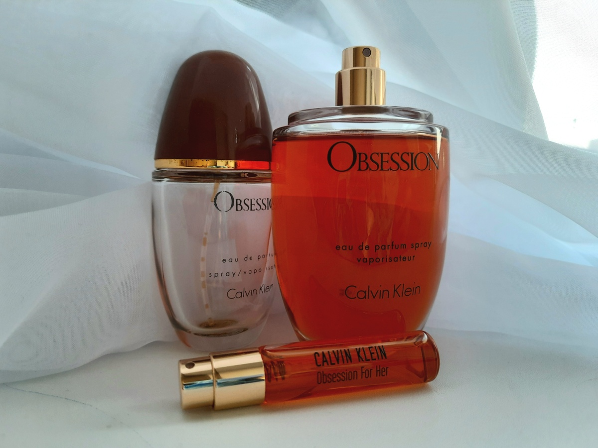 Флакон слева - выпуск начала 90-х годов, когда-то купила его в остатке. Сейчас на дне плещется капля, которая оглушительно пахнет даже через пульвик :) Фото: Ловец шлейфов.