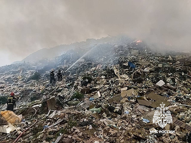 На свалке под Тверью горит и тлеет мусор