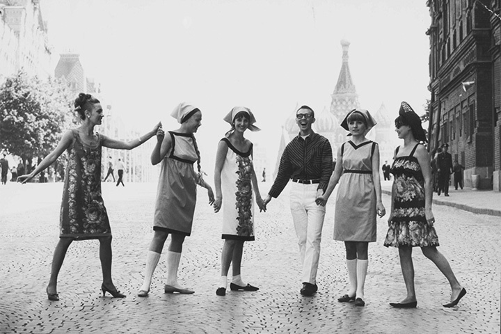 Фото:На Красной площади с манекенщицами Дома моды на Кузнецком Мосту, 1965 год,интернет/открытые источники 