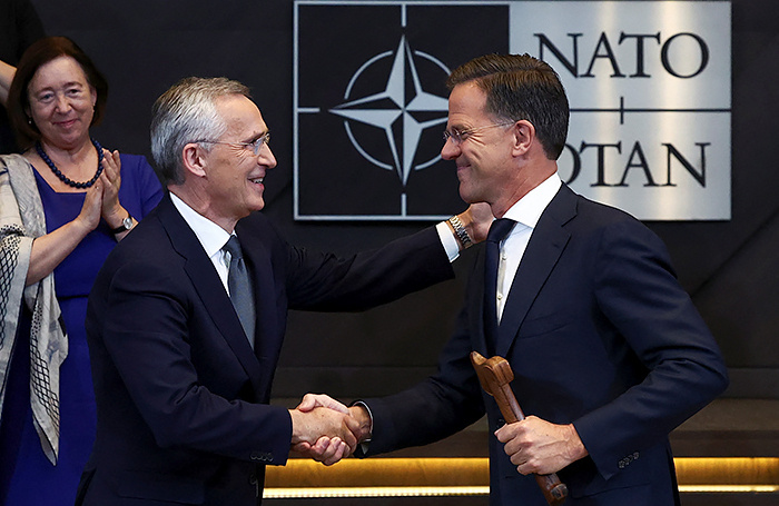    Новый генеральный секретарь НАТО Марк Рютте и уходящий с этого поста Йенс Столтенберг (справа налево) во время церемонии передачи полномочий в штаб-квартире организации.Yves Herman/Reuters