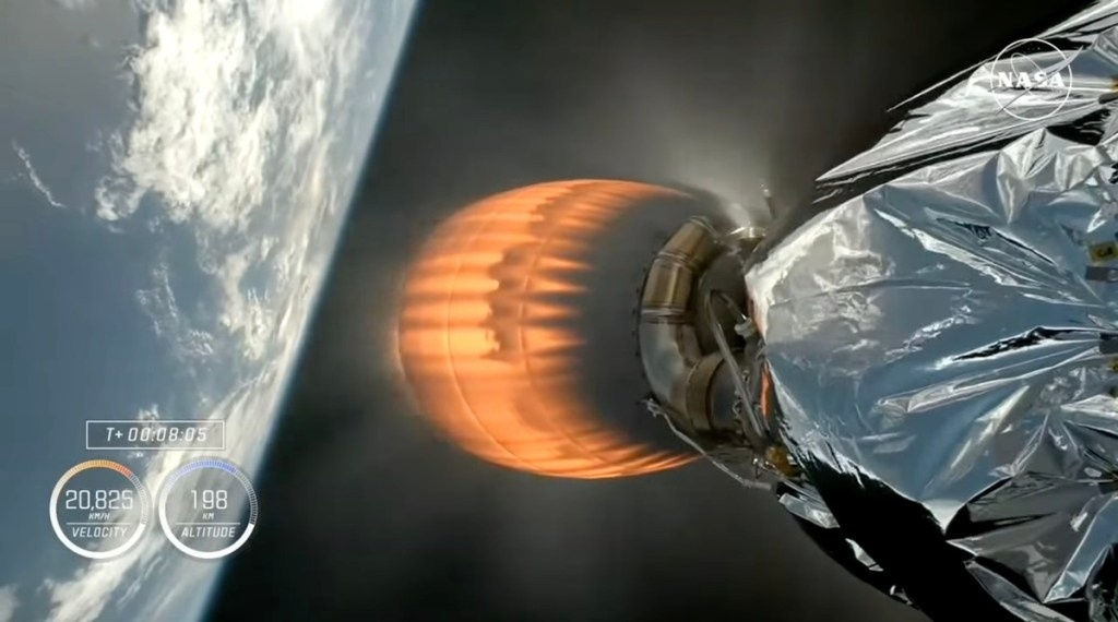 Двигатель Merlin в верхней ступени Falcon 9 во время его первого включения при запуске Crew-9 28 сентября. Двигатель получил «нештатное» включение при последующем сходе ступени с орбиты. Фото : веб-трансляция NASA