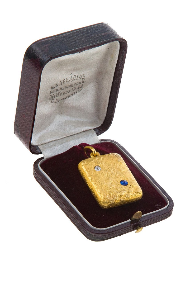 Медальон-кулон Мастер – А. Трейден, Россия, Санкт-Петербург, 1905, Золото, бриллиант старинной огранки, сапфир-кабошон природный. Коллекция салона "Элит-Антик"