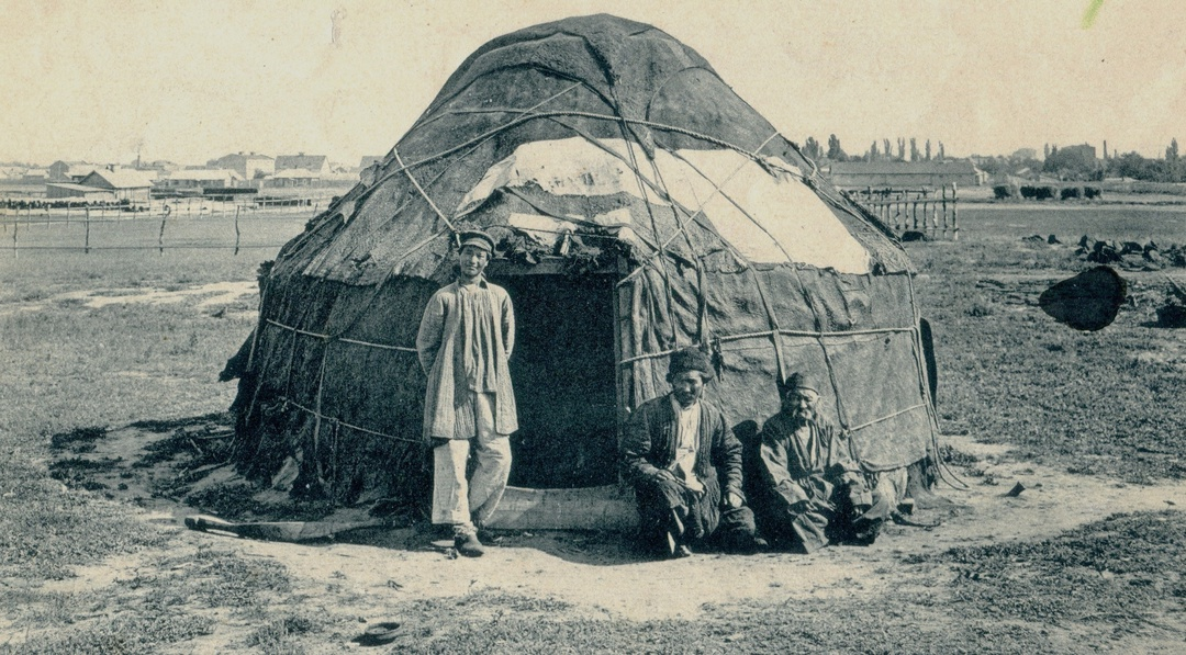 Калмыки у юрты на окраинах Сарепты. Фрагмент фотография. Начало XX в. Из собрания Этнографического музея Казанского университета.