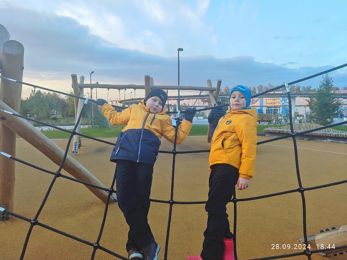 Паша решил приготовить для Вадима сюрприз. Для этого нужна была общая фотография