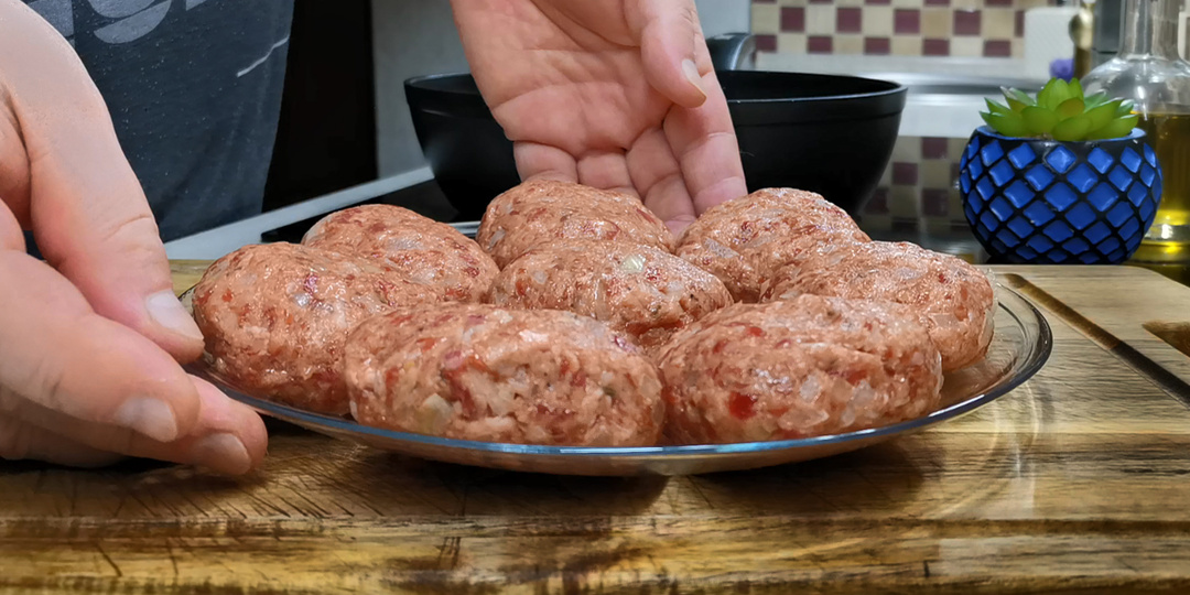 Из фарша теперь делаю такую вкусноту и про обычный способ даже не вспоминаю. Никогда раньше у меня не выходили настолько классные котлетки