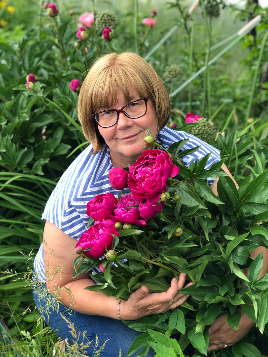 

💚 Листья у пионов срезают когда они совсем поникнут. Пока листья зеленые здоровые крепкие их не надо трогать. Они еще работают на успешную зимовку корневища.

❗️Если листья почернели или засохли, то от них лучше избавляться сейчас. Не дожидаясь пока пятнистости расползутся по саду.

✅ Пора сейчас пионы сажать! Не весной, а именно сейчас и еще месяца полтора можно сажать.

✅ И пересаживать взрослые пионы тоже можно. Соответсвенно поделить их перед посадкой на новое место тоже можно. Вернее нужно.

Будете что то делать с пионами этой осенью?
Пишите в комментариях:
какие нужны советы, в чем испытываете трудности.
Помогу
