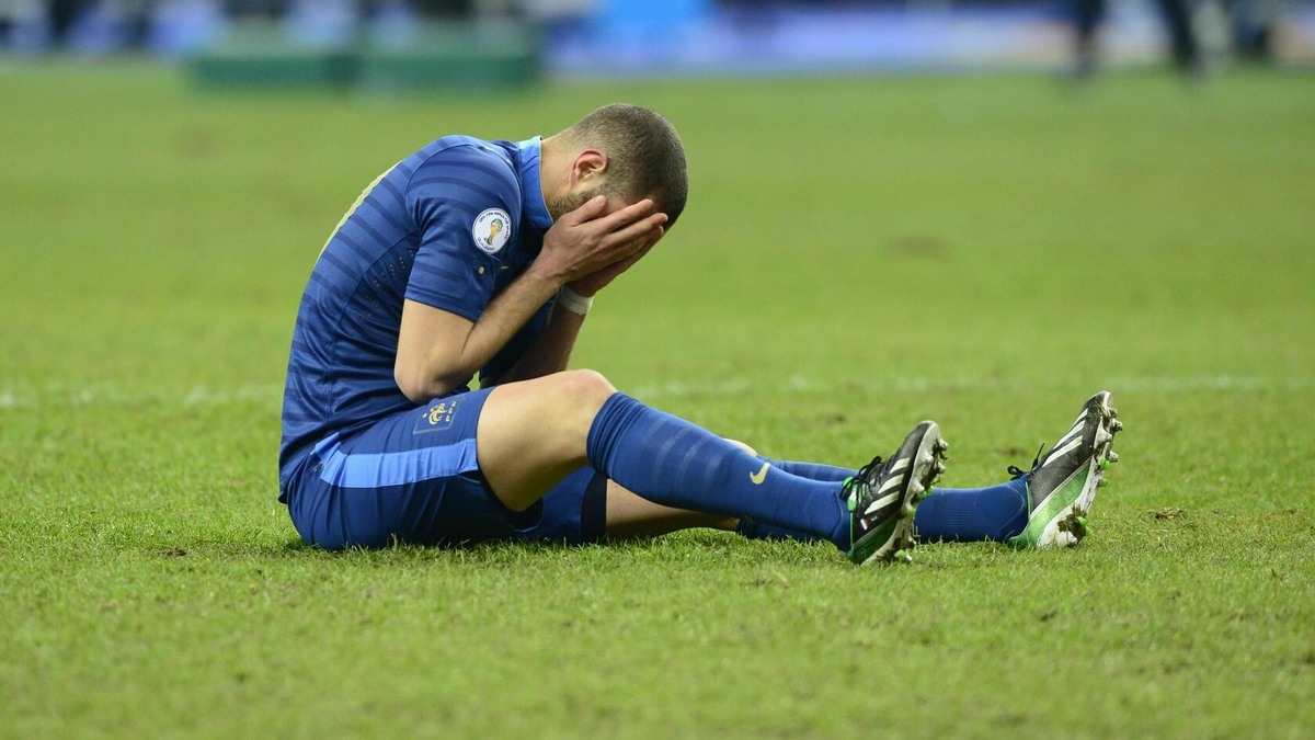 Футболист чем то расстроен на поле