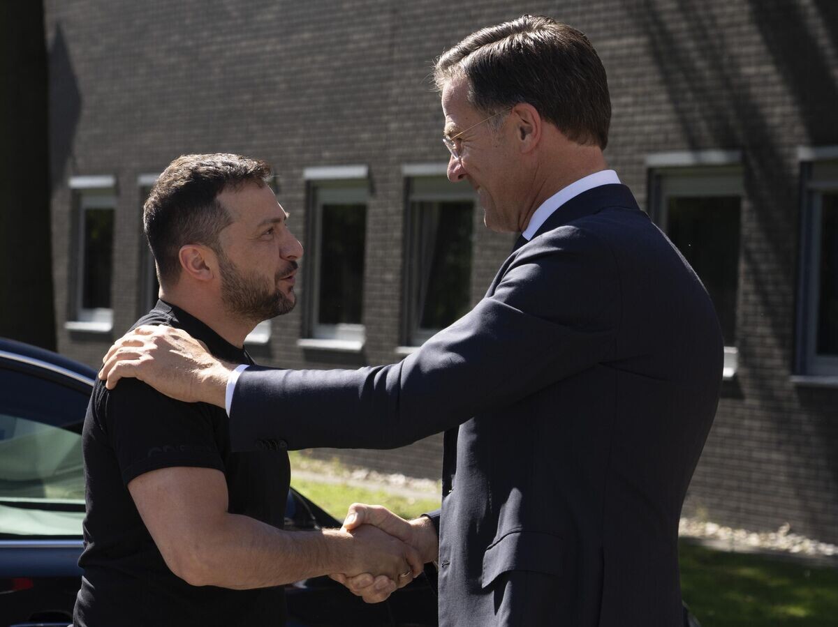    Президент Украины Владимир Зеленский и премьер-министр Нидерландов Марком Рютте во время встречи© AP Photo / Peter Dejong