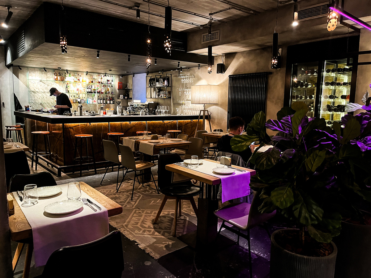 Вид на левый зал Solna Bistro →
