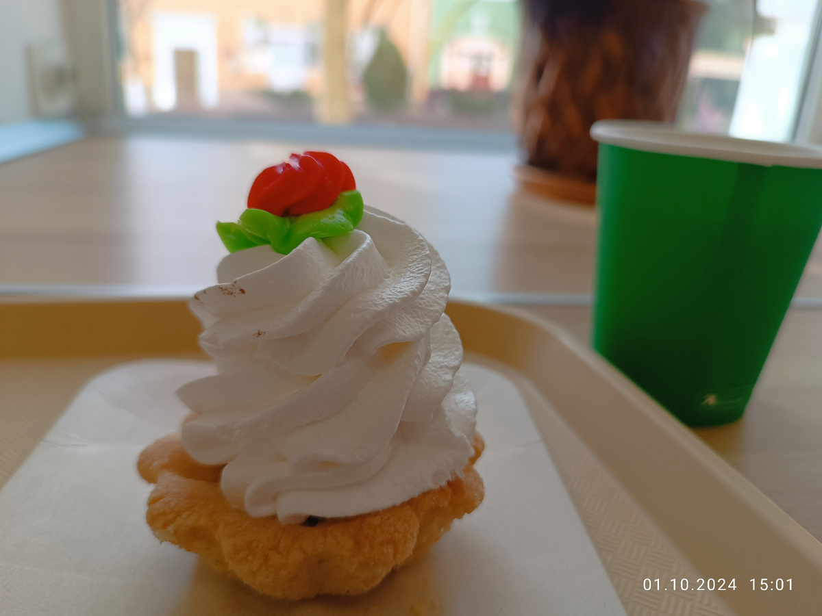 После больницы зашли с сыном в кафе.