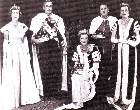 Маунтбеттены одеваются на коронацию, 1953-й. Хочу ещё потом написать про ихие пэрские утеплённые короны и дамские "хвосты". Фото https://i.pinimg.com.