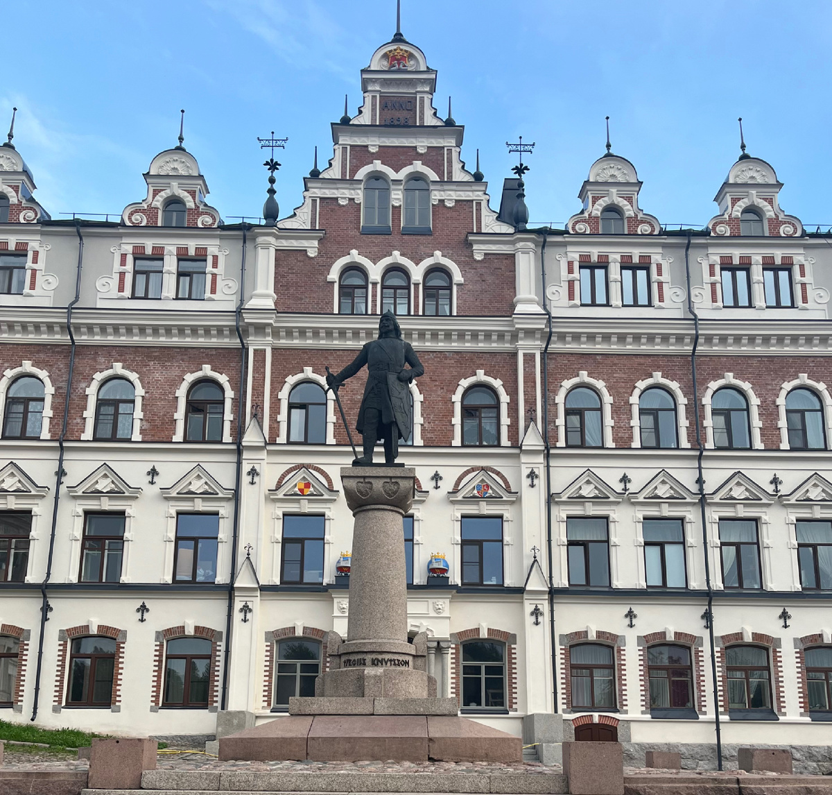 Памятник Торгильсу Кнутссону на площади Старой ратуши в Выборге. Фото моё.