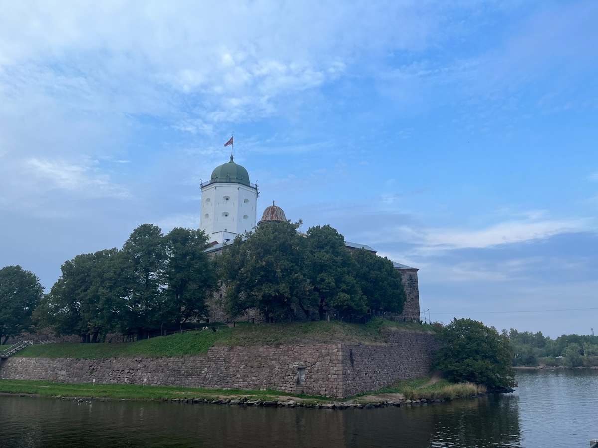 Над стенами и островом возвышается башня святого Олафа. Фото моё.