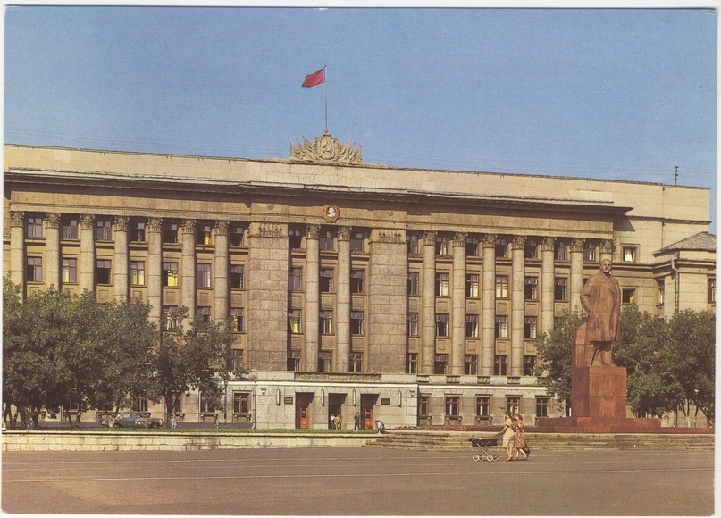 Вид на Дом Советов, памятник В. И. Ленину (установлен в 1970 г.) и часть площади Конституции СССР (ныне — Театральная). г. Киров. 1983 г. Б. Круцко.