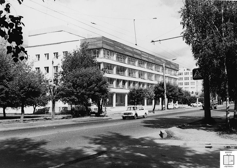 Здание фабрики строчевышитых и кружевных изделий имени 8 Марта (Воровского ул., д. 71). Ныне — ТЦ «Росинка». Справа вдали виден Дом Быта (ныне — ТЦ Европейский). г. Киров.1986 г. Фото: ЦГАКО.