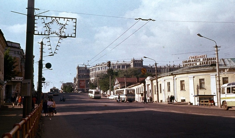 Улица Ленина, вид на север от перекрестка с Дрелевского (ныне — Спасской). г. Киров. 1975 – 1980 гг.